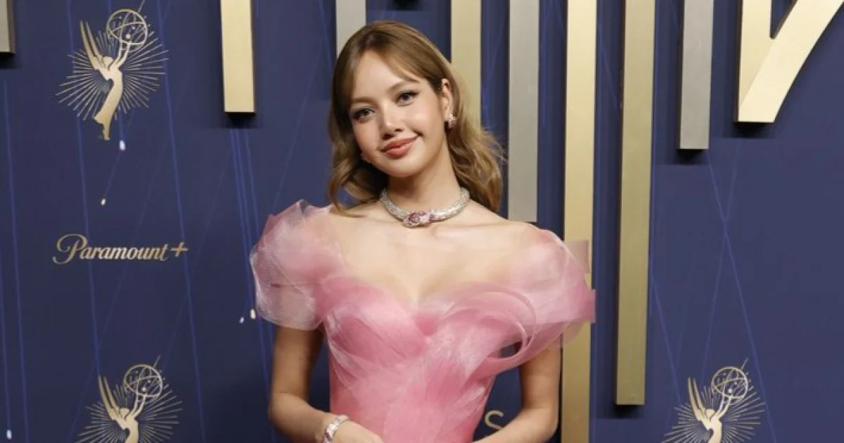 Bak Princess, Lisa BLACKPINK Pakai Gaun Pink di Emmy Awards 2025