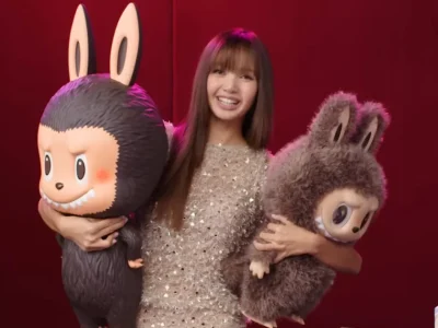 Lisa BLACKPINK, idol K-Pop yang tergila-gila Labubu. Foto: Dok. YouTube Vanity Fair