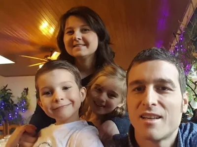Lucas Jemeljanova, anak yang sembuh dari kanker otak, bersama keluarganya. Foto: Dok. Facebook via The Mirror