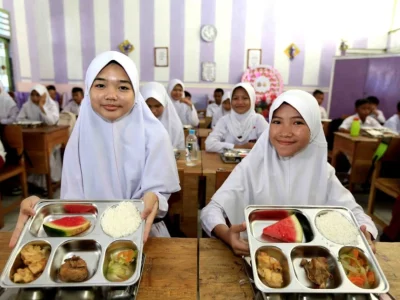 Peserta didik menikmati Makan Bergizi Gratis. Foto: Dok. Net/Timedoor)