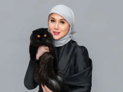 Marini Zumarnis jalani pemotretan bersama kucing peliharaan. Foto: Dok. Instagram @marinizumarnisreal