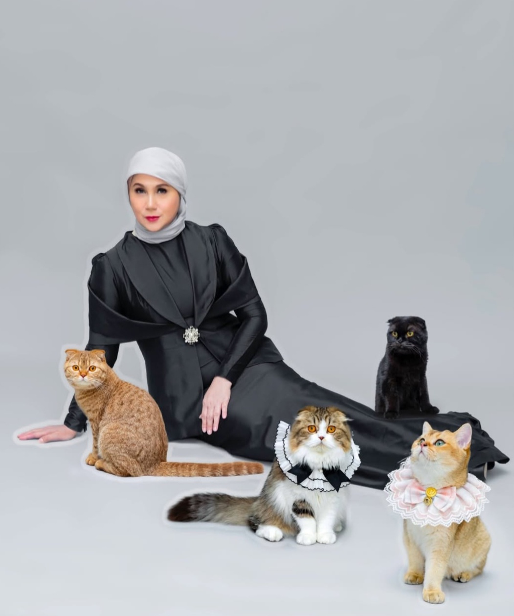 Marini Zumarnis bersama kucing peliharaannya. Foto: Dok. Instagram @marinizumarnisreal