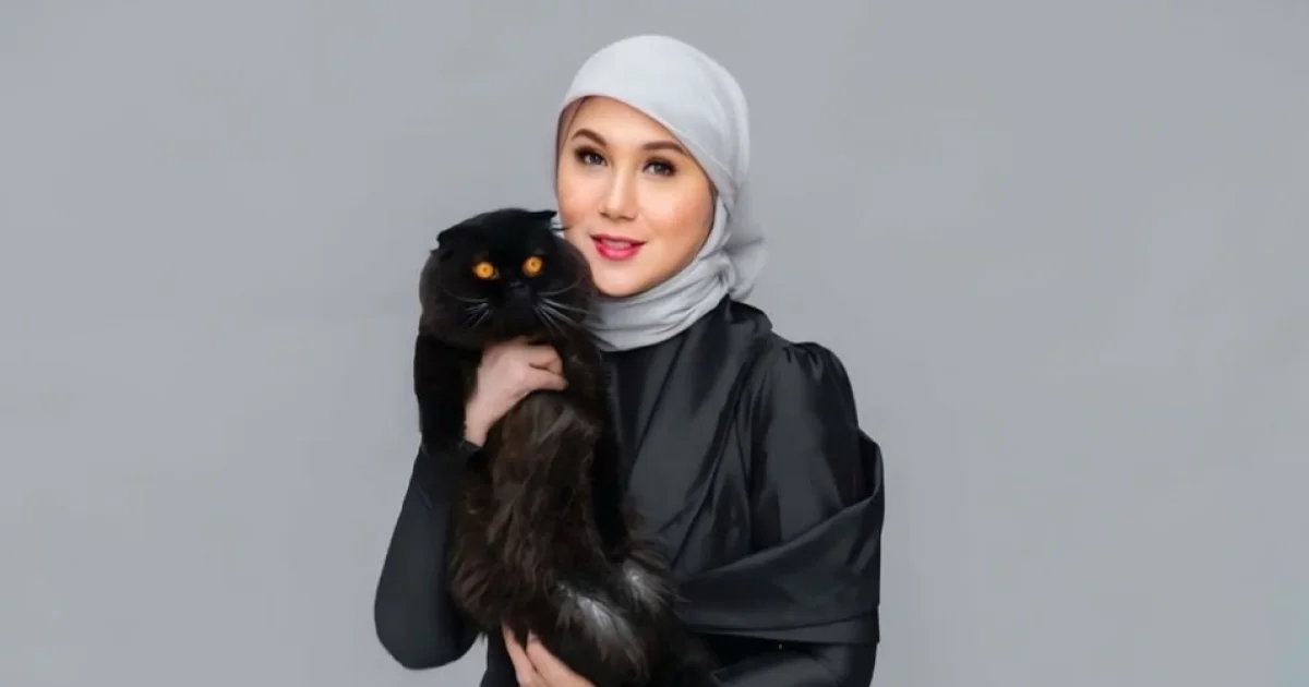 Marini Zumarnis Pose Elegan Dikelilingi Anabul Menggemaskan