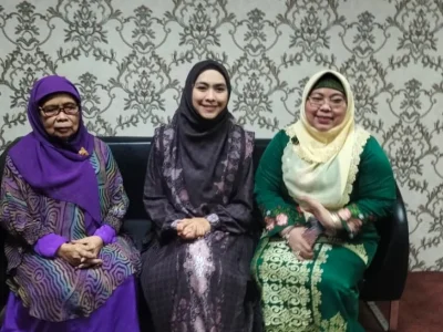 Oki Setiana Dewi (tengah) menjadi dosen tetap di Universitas Muhammadiyah Jakarta (UMJ). (Foto: Reza Wibisono/Nyata)