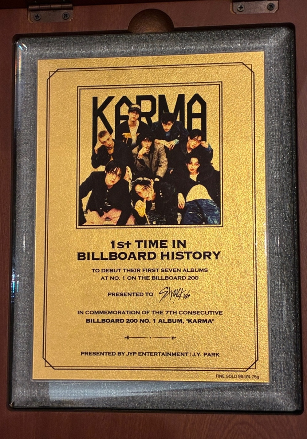 Plakat emas 75 gram. Foto: Dok. Instagram @realstraykids