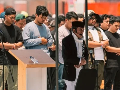 Rhoma Irama menjadi imam sholat Jumat di Pestapora 2025. Foto: Dok. Instagram @pestapora