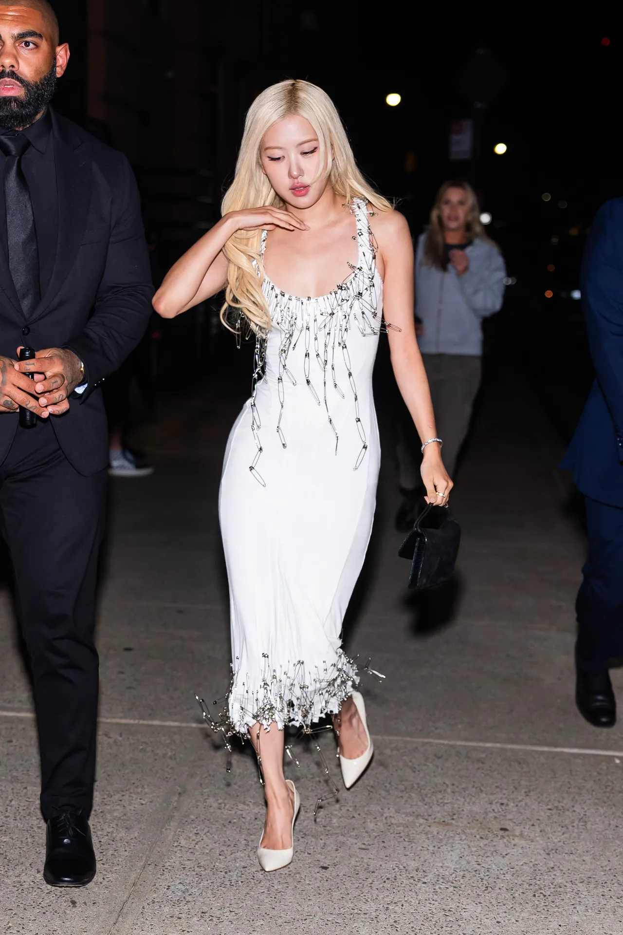 Rose mengenakan gaun Dilara Findikoglu. Foto: Dok. thestewartofny via Teen Vogue