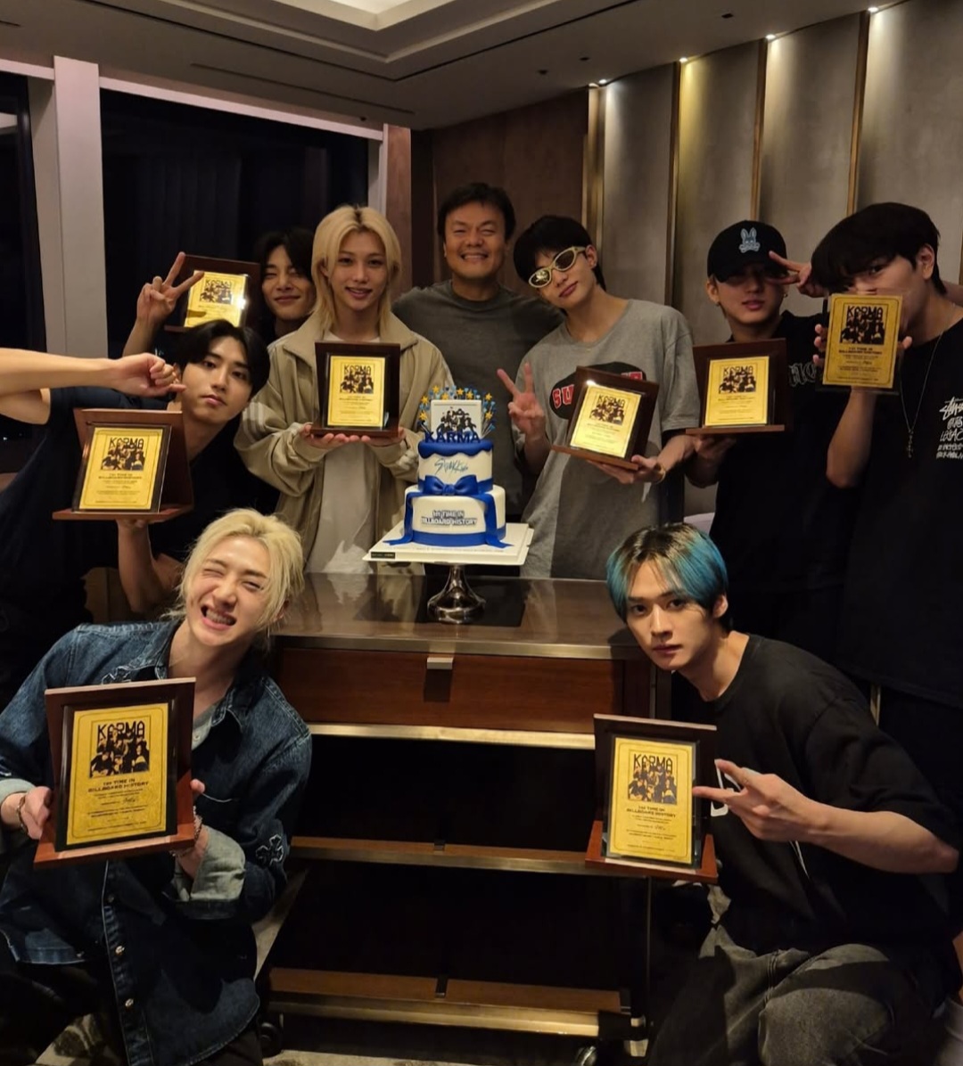 Stray Kids bersama Park Jin Young (belakang, tengah). Foto: Dok. Instagram @realstraykids