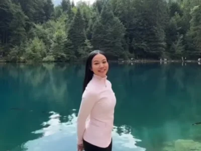 Yura Yunita berlibur di Danau Blausee, Swiss. Foto: Dok. Instagram @yurayunita