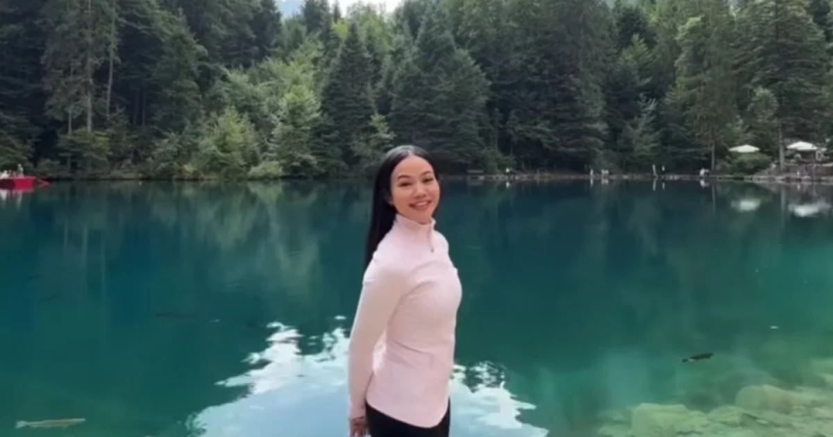 Potret Yura Yunita dan Suami Liburan di Danau Blausee Swiss