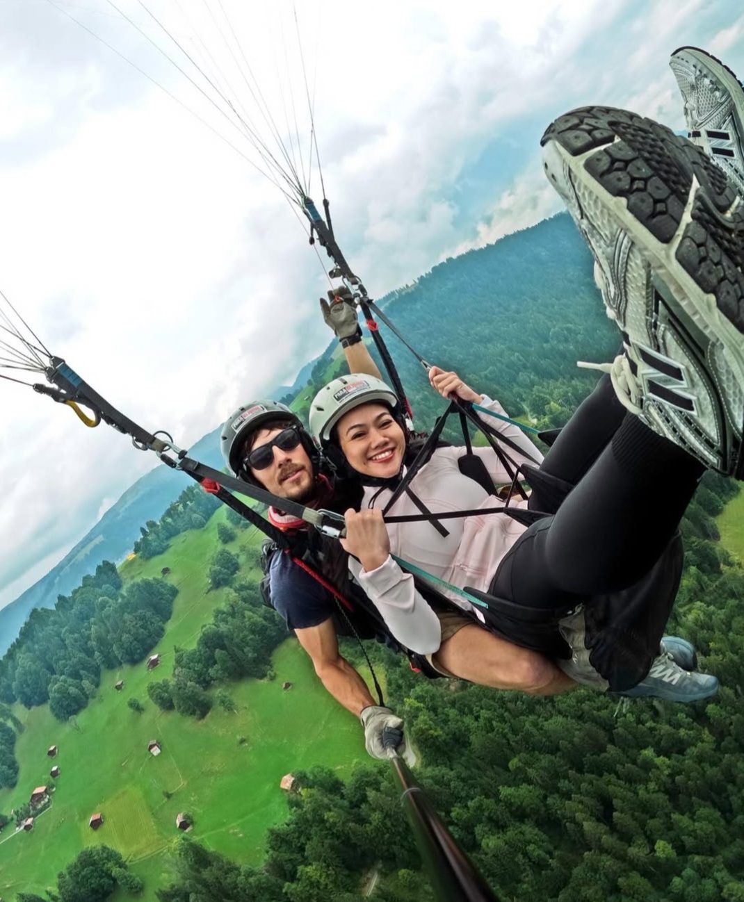 Yura naik paralayang di Swiss. Foto: Dok. Instagram @yurayunita