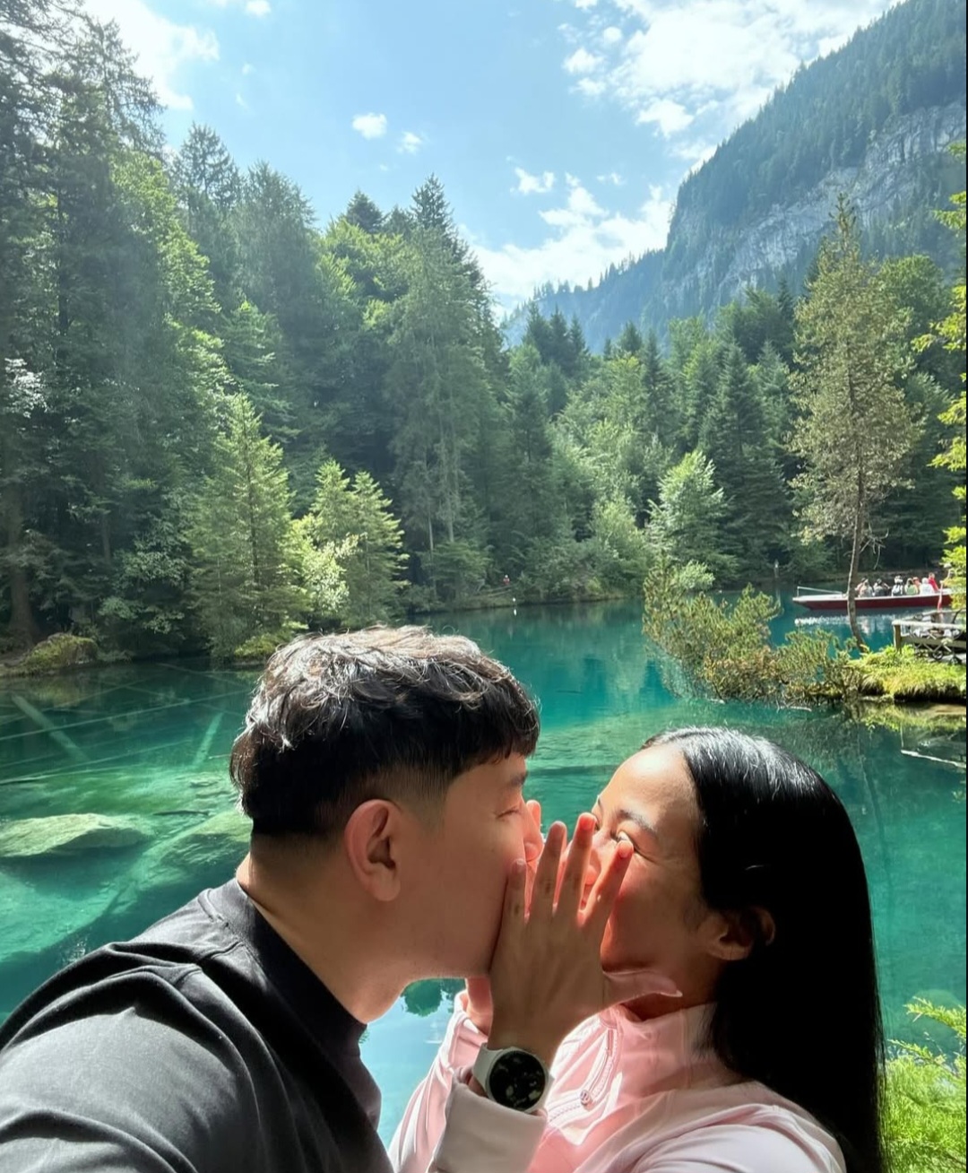 Yura dan Donne di Danau Blausee. Foto: Dok. Instagram @yurayunita