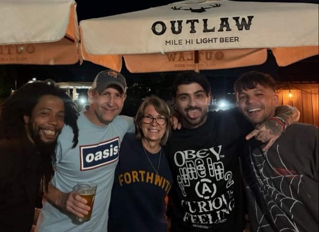 Zayn dan Louis nongkrong bareng di bar. Foto: Dok. Instagram @pondinfranklin