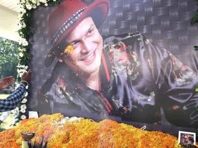 penggemar memberikan penghormatan berupa karangan bunga untuk foto Zubeen Garg. Foto: Ritu Raj Konwar