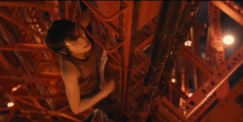 Usagi saat memanjat Tokyo Tower (Foto: Dok. Netflix)