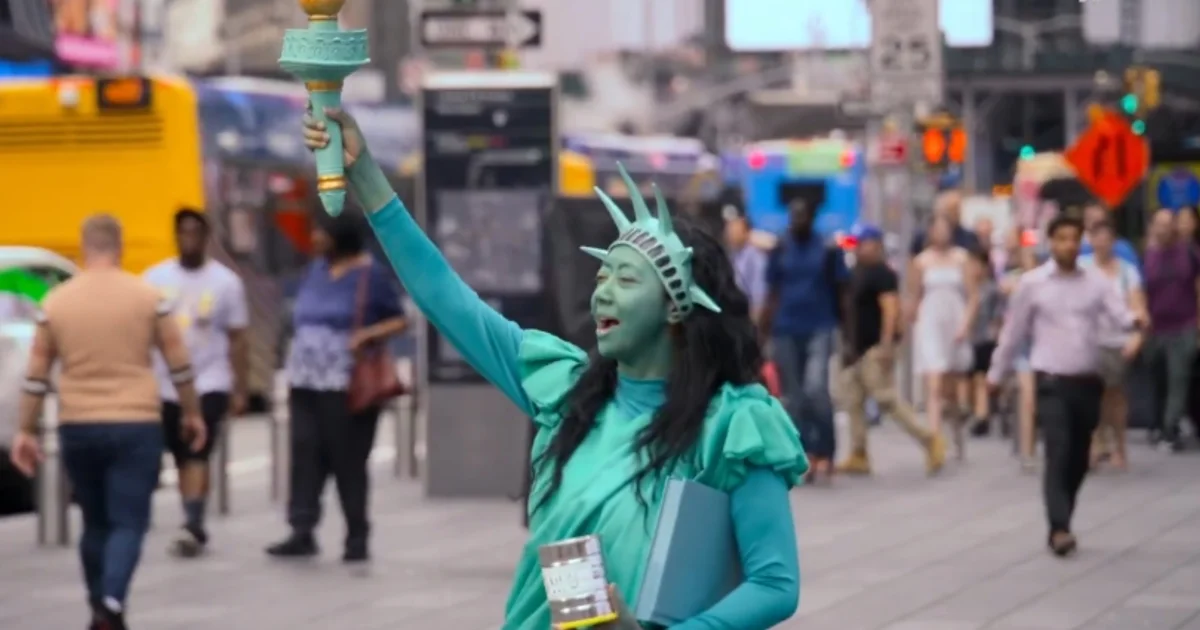 Asri Welas Disawer di Times Square saat Syuting ‘Ratu Ratu Queens: The Series’