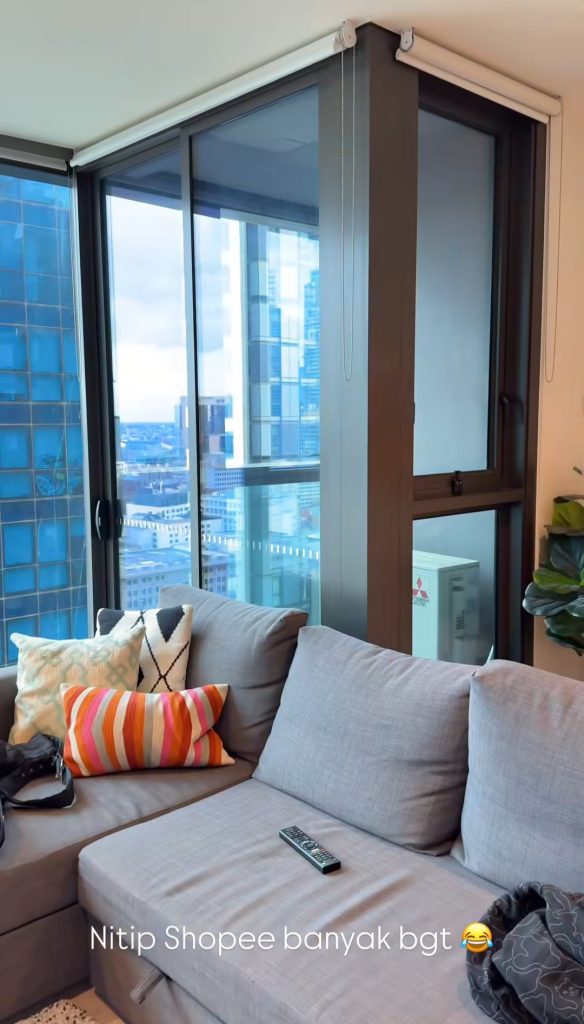 Sofa di dekat wall glass (Foto: Instagram/narinkovilda)