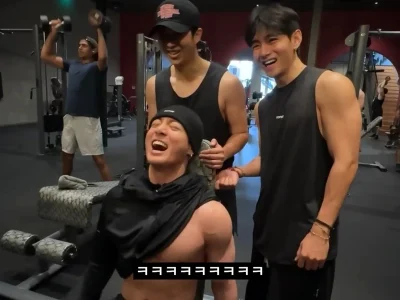 Anggota BTS saat pamer otot saat nge-gym (Foto: YouTube/Mahanso)