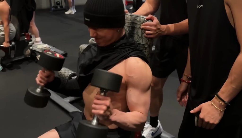 Jungkook BTS dikenal sebagai anak gym (Foto: YouTube/Masunho)