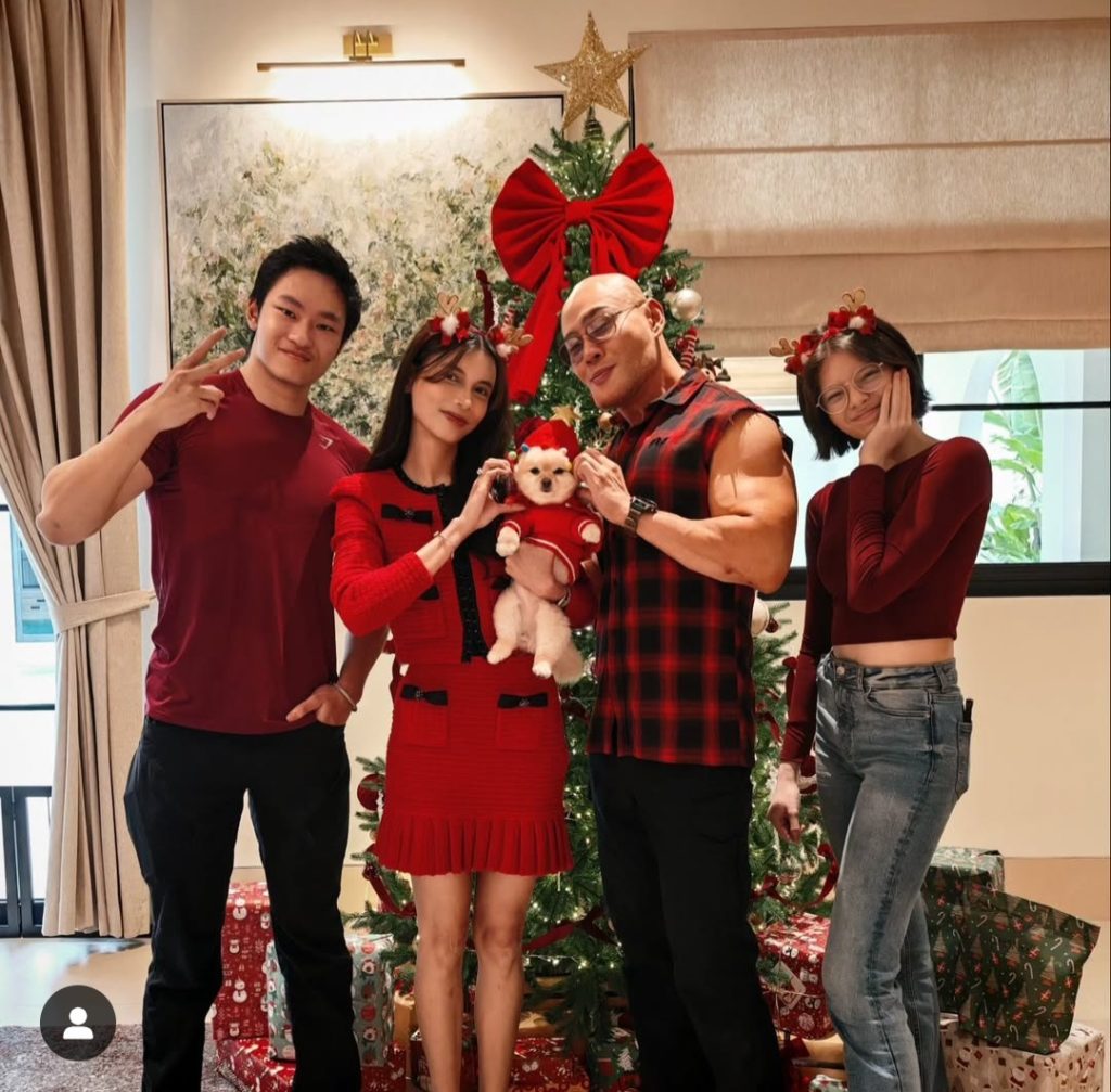 Deddy Corbuzier dan Sabrina Chairunnisa merayakan Natal 2024 bersama keluarga (Foto: Instagram/mastercorbuzier)