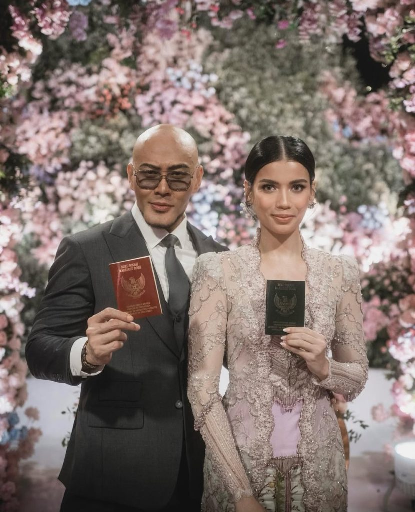 Saat memamerkan buku nikah (Foto: Instagram/mastercorbuzier)