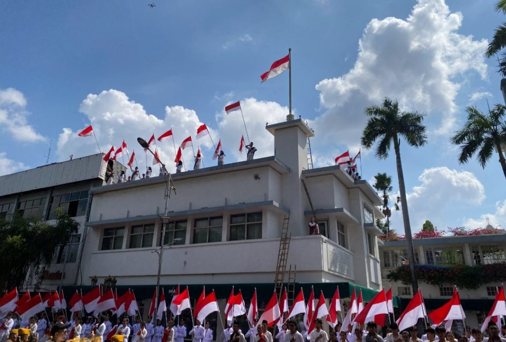 Momen usai bendera Belanda sudah dirobek (Foto: Nyata/Ikhsan)