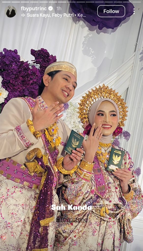 Memamerkan buku nikah (Foto: Instagram/fbyputrinc)
