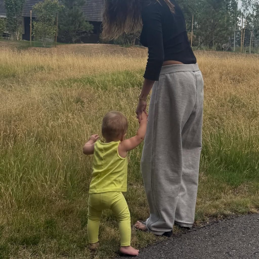 Jack Blues saat berjalan (Foto: Instagram/lilbieber)