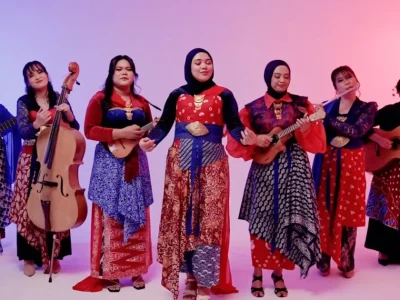 Video klip Keroncong Tujuh Putri saat membawakan lagu tema ‘Superman’ (Foto: YouTube/WArner Bros. Indonesia)