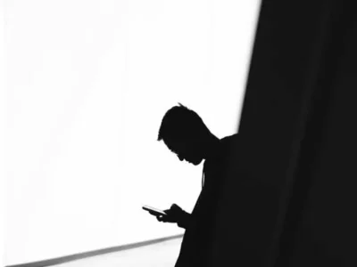 Menunduk saat main HP. Foto: Unsplash