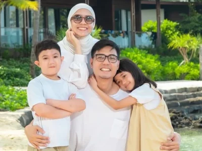 Nycta Gina dan keluarga (Foto: Instagram/missnyctagina)