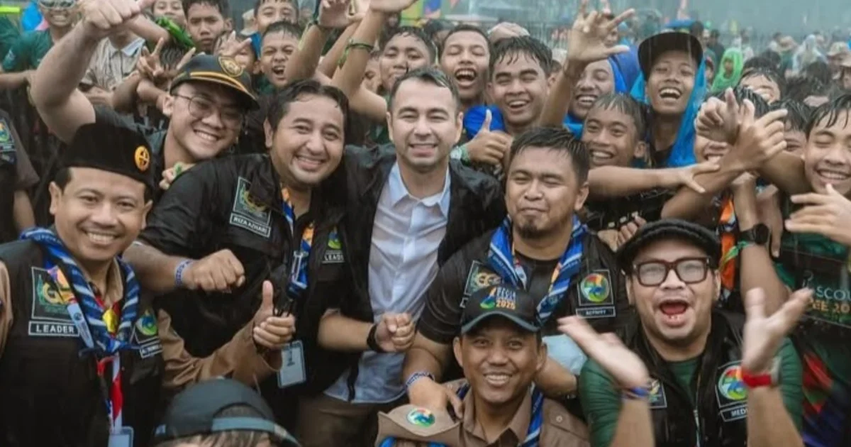 Diguyur Hujan, Raffi Ahmad Tetap Semangat Isi Acara Jambore Dunia