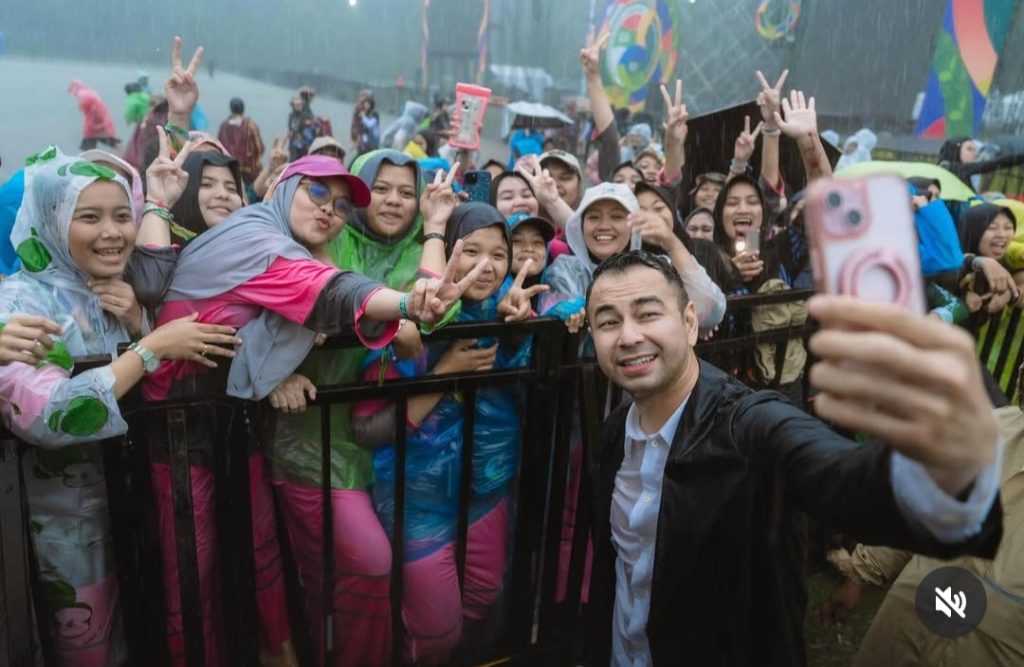 Ambil swafoto bersama peserta jambore (Foto: Instagram/raffinagita1717)