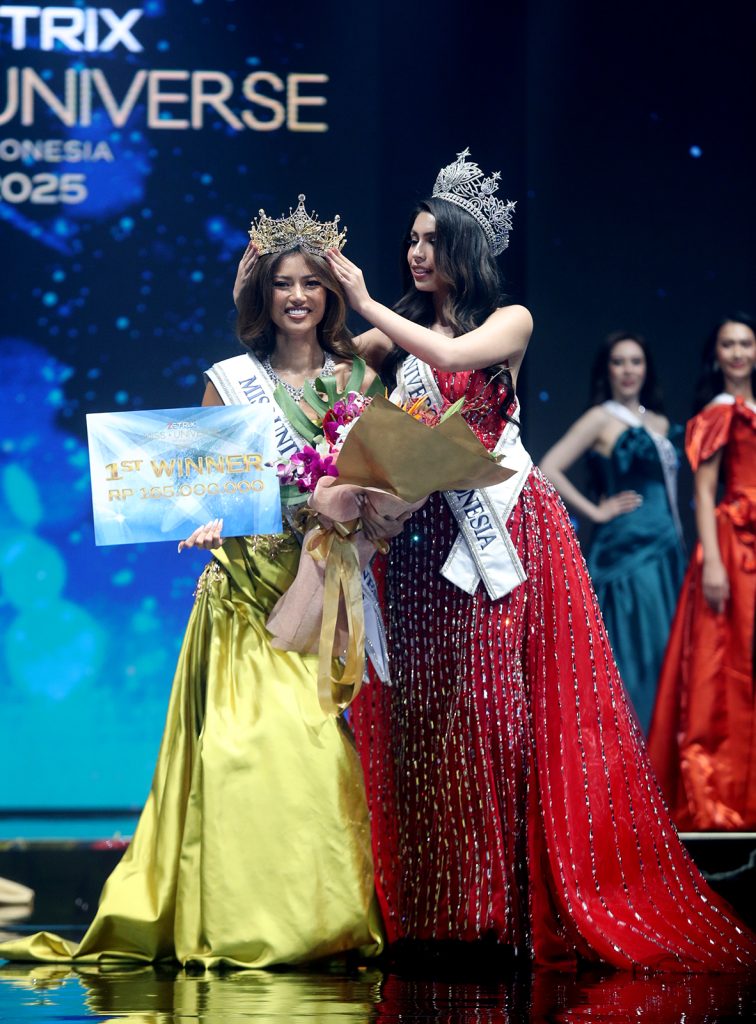Sanly Liu saat dianugerahi Mahkota Jiwanta (Foto: Nyata/Reza)