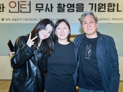 (dari kiri) Han So Hee, Kim Do Young, dan Choi Min Sik untuk ‘The Intern’ versi Korea (Foto: Instagram/warnerbros.korea)