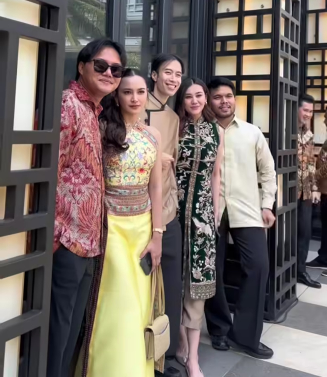 Aaliyah Massaid mengenakan cheongsam dan berfoto bersama artis lain. Foto: Dok. Instagram @hello.fcg