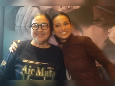 Acha Septriasa (kanan) membintangi film terbaru 'Air Mata Mualaf'. (Foto: Bayu/Nyata)