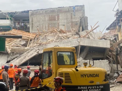 Evakuasi Bangunan Ambruk Ponpes Al Khoziny Sidoarjo memasuki hari keempat. (Foto: Azhar/Nyata)