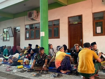 Kondisi posko informasi yang dipakai keluarga korban istirahat. Foto : Azharul Hakim/Nyata