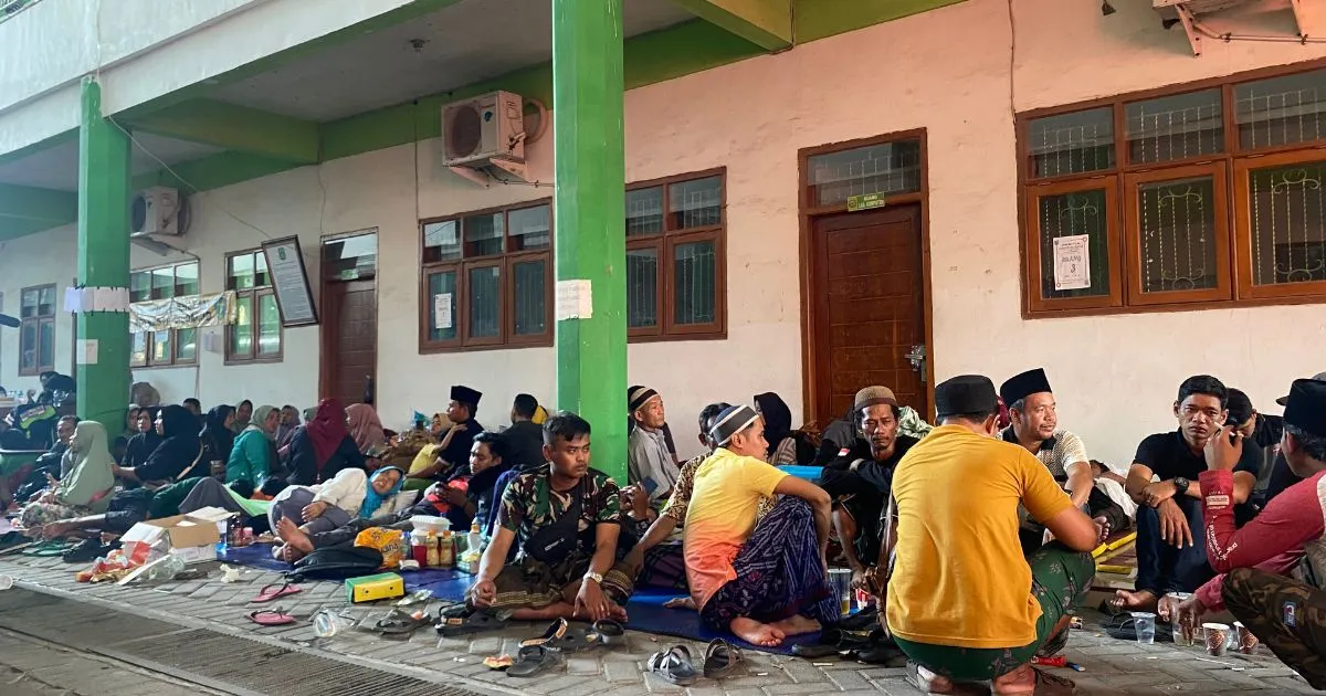 Harapan Sang Ibu di Balik Mimpi Putranya yang Masih Terjebak di Reruntuhan Ponpes Al Khoziny