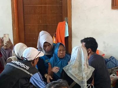 Tangis orang tua santri. Foto : Azharul Hakim/Nyata