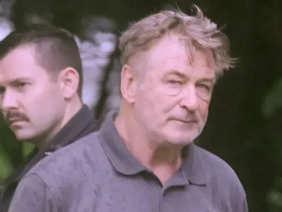 Alec Baldwin setelah mengalami kecelakaan. Foto : Matt Agudo/INSTARimages