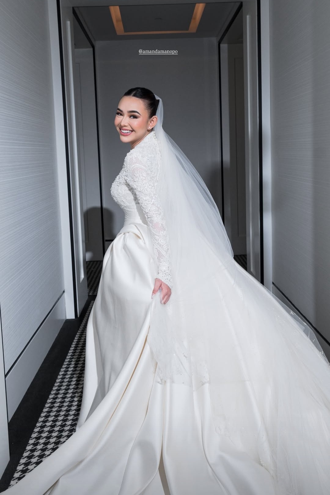 Veil yang panjangnya hingga ke lantai. Foto: Dok. Instagram @derai.studio
