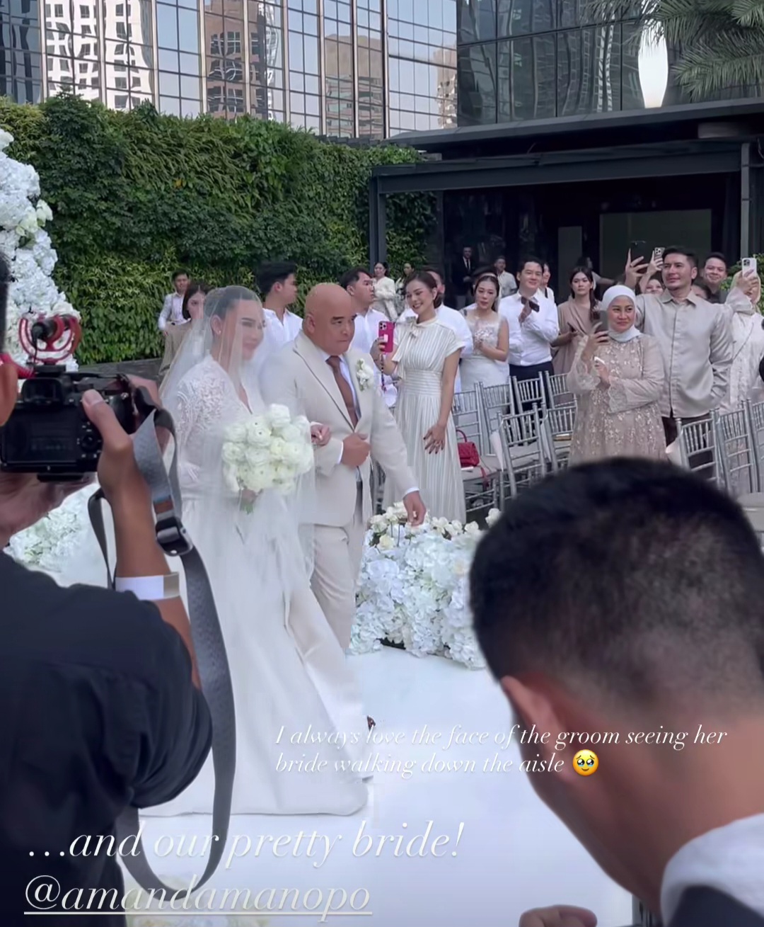 Amanda didampingi ayahnya saat berjalan di altar. Foto: Dok. Instagram @amandazevannya