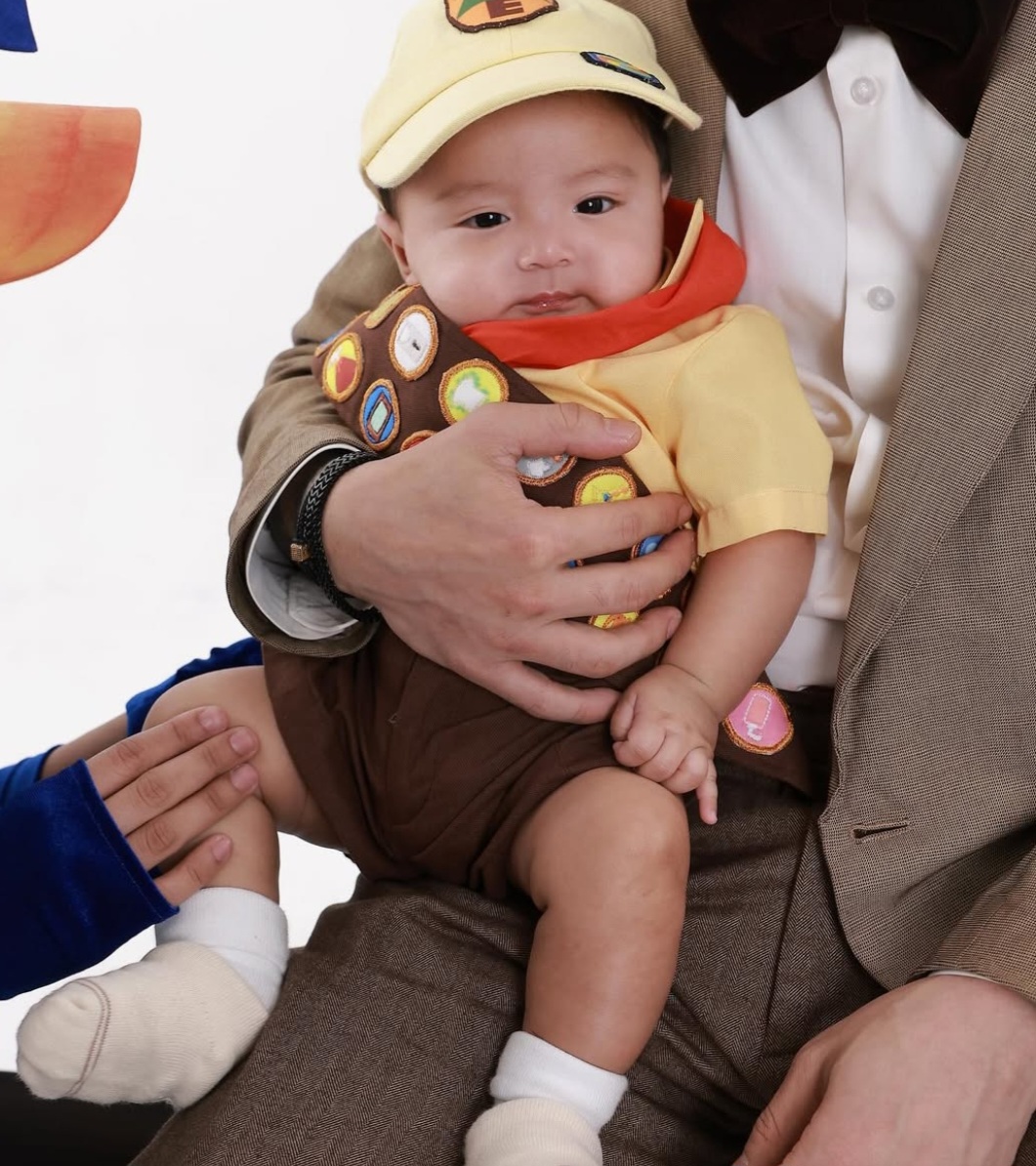 Baby Andrew berdandan ala Russell dari film 'UP'. Foto: Dok. Instagram @eri.carl