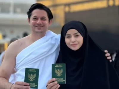 Andrew Andika dan Violentina Kaif pamer buku nikah. Foto: Dok. Instagram @andrewandika