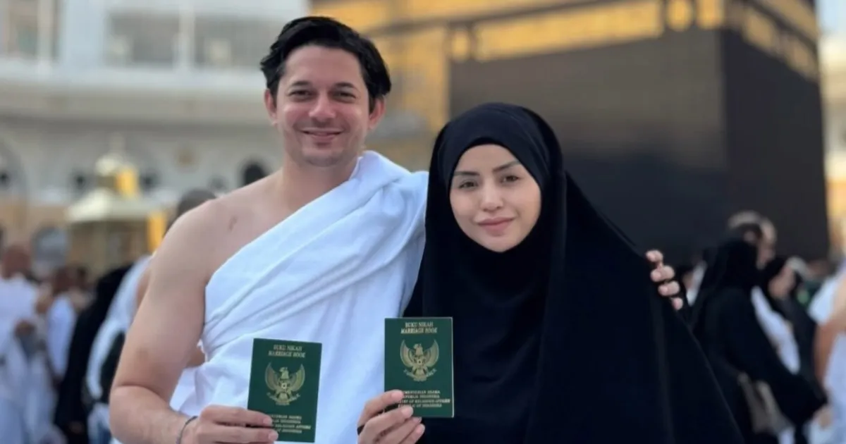 Umrah Bareng, Andrew Andika dan Violentina Kaif Pamer Buku Nikah