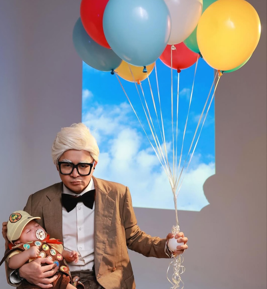 DJ Bravy mengenakan kostum ala Carl Fredricksen. Foto: Dok. Instagram @eri.carl