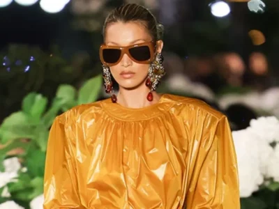Bella Hadid di Paris Fashion Week. Foto : Antoine Flament/Getty Images