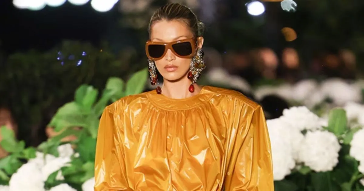 Potret Bella Hadid di Paris Fashion Week usai Sembuh dari Lyme